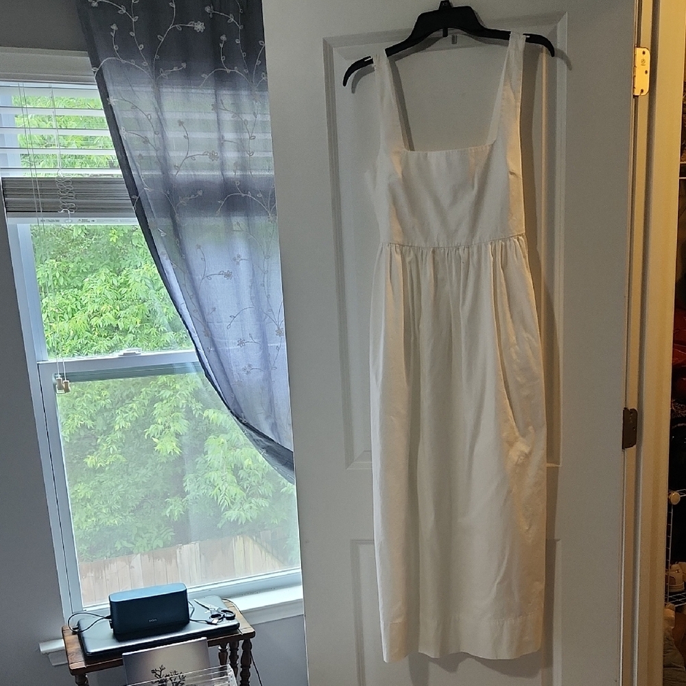 Elegant White Sleeveless Dress